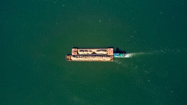 Tankgemisi endüstriyel kum ve inşaat malzemesi taşıyıcısı insansız hava aracı görüntüsünden görüldü.