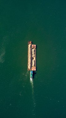 Tankgemisi endüstriyel kum ve inşaat malzemesi taşıyıcısı insansız hava aracı görüntüsünden görüldü.