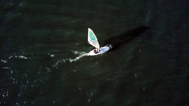 Şehir nehrinde sörf yapmak. İHA hava fotoğrafı