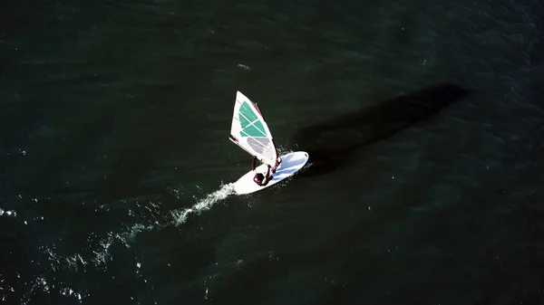 Surfboarding Río Urbano Drone Foto Aérea — Foto de Stock