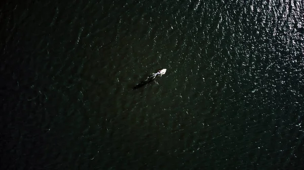 Surfer Sur Une Rivière Urbaine Drone Photo Aérienne — Photo