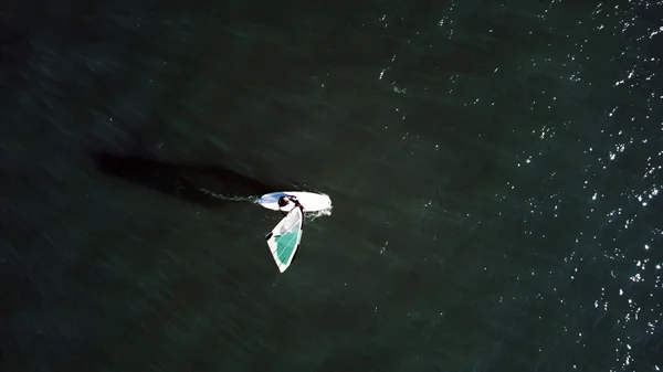 Surfboarding Río Urbano Drone Foto Aérea — Foto de Stock