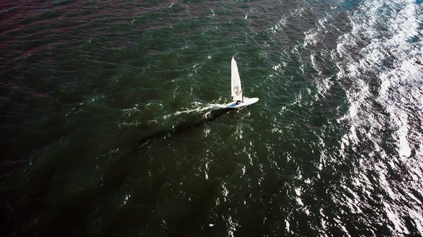 Şehir Nehrinde Sörf Yapmak Hava Fotoğrafı — Stok fotoğraf