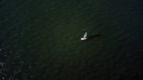 Şehir Nehrinde Sörf Yapmak Hava Fotoğrafı — Stok fotoğraf