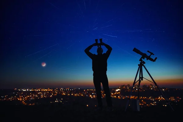천문학 망원경 쌍안경으로 하늘을 바라보고 남자의 실루엣 — 스톡 사진