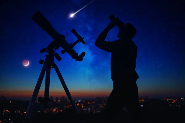 Silhueta Homem Enquanto Observa Céus Estrelados Com Telescópio Astronomia Binóculos — Fotografia de Stock