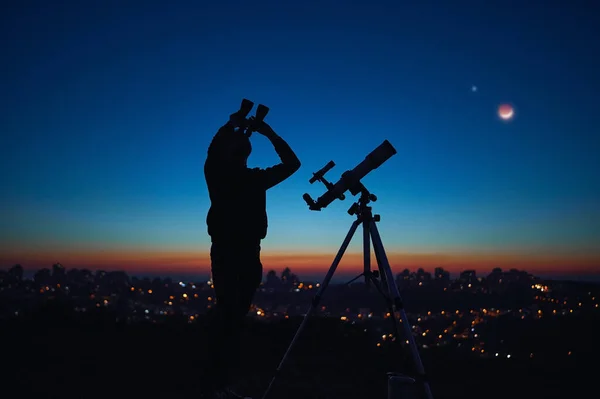 Silhouette Eines Mannes Beim Beobachten Des Sternenhimmels Mit Astronomie Teleskop — Stockfoto