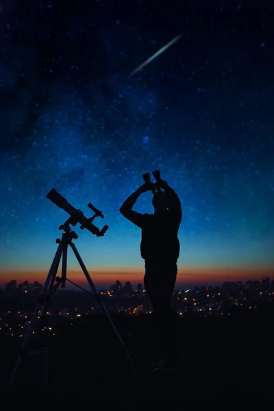 Silhouette Uomo Mentre Osserva Cieli Stellati Con Telescopio Astronomico Binocolo — Foto Stock