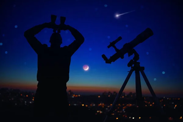 Silueta Hombre Mientras Observa Cielos Estrellados Con Telescopio Astronómico Prismáticos —  Fotos de Stock