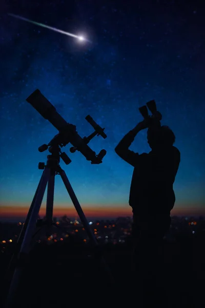 Silhouette Homme Regardant Ciel Étoilé Avec Télescope Astronomique Jumelles — Photo