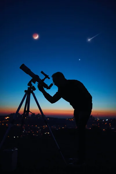 Silhouette Uomo Telescopio Sotto Cieli Stellati — Foto Stock