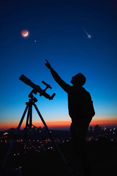 Egy Ember Sziluettje Teleszkóp Csillagos Alatt — Stock Fotó