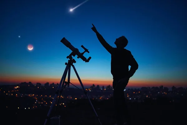 Σιλουέτα Ανθρώπου Και Τηλεσκοπίου Κάτω Από Τον Έναστρο Ουρανό — Φωτογραφία Αρχείου