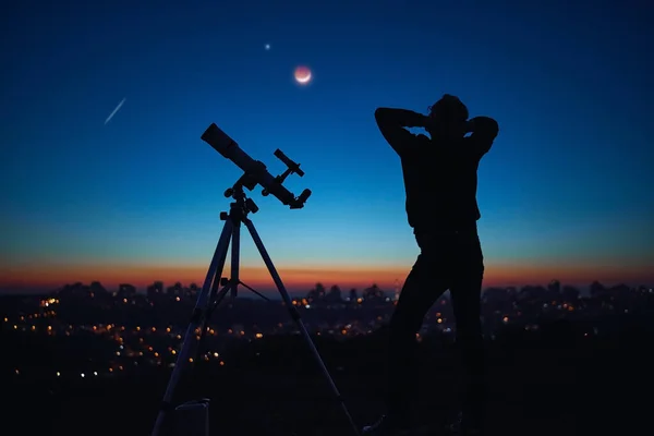 Silhouette Homme Télescope Sous Ciel Étoilé — Photo