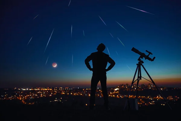 아래서 망원경의 실루엣 — 스톡 사진