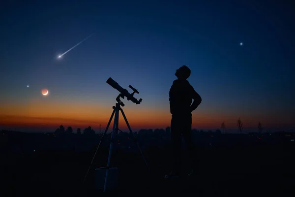Yıldızlı Gökyüzünün Altında Bir Adamın Silueti Teleskop — Stok fotoğraf