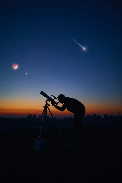 Silhouette Eines Mannes Und Teleskop Unter Dem Sternenhimmel — Stockfoto