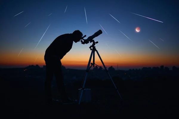 Yıldızlı Gökyüzünün Altında Bir Adamın Silueti Teleskop — Stok fotoğraf
