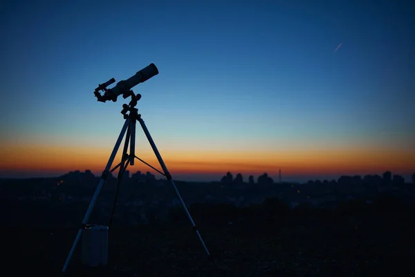 Αστρονομικό Τηλεσκόπιο Κάτω Από Έναν Ουρανό Λυκόφωτος Έτοιμο Για Αστρική — Φωτογραφία Αρχείου