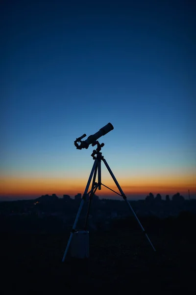 Csillagászati Teleszkóp Szürkületi Égbolt Alatt Csillagnézésre Készen — Stock Fotó