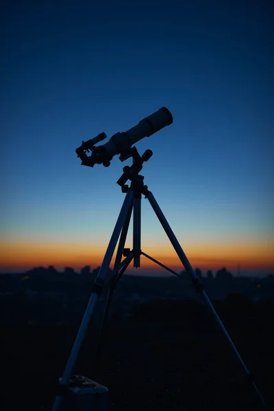 在暮色的天空下 天文望远镜随时准备观星 — 图库照片
