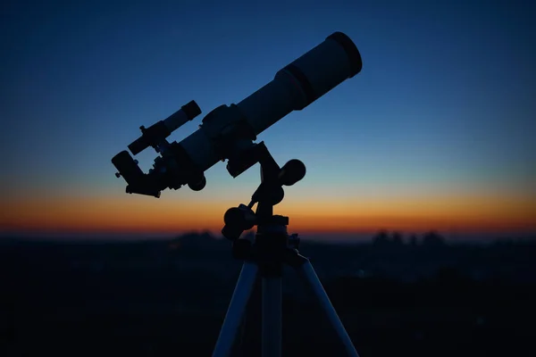 Telescopio Astronomico Sotto Cielo Crepuscolare Pronto Stordimento — Foto Stock