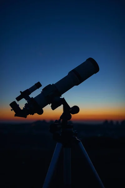在暮色的天空下 天文望远镜随时准备观星 — 图库照片
