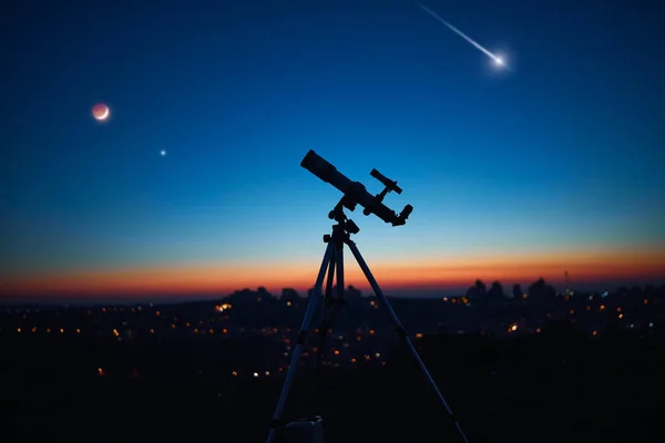 Telescópio Astronómico Sob Céu Crepúsculo Pronto Para Observar Estrelas — Fotografia de Stock