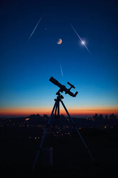 Telescopio Astronomico Sotto Cielo Crepuscolare Pronto Stordimento — Foto Stock