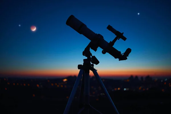 Telescopio Astronómico Bajo Cielo Crepuscular Listo Para Observar Las Estrellas —  Fotos de Stock
