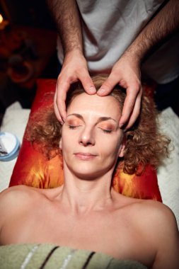 Masaj masasında bir kadın, masörlük, vücut tedavisi ve yüz gerilimi..