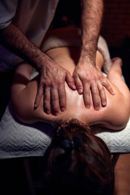 Masaj masasında bir kadın, masörlük, vücut ve cilt gerilimi tedavisi.