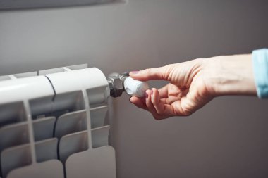 Soğuk kış günlerinde radyatörden kapakçığı açan tanınmamış bir insan eli..