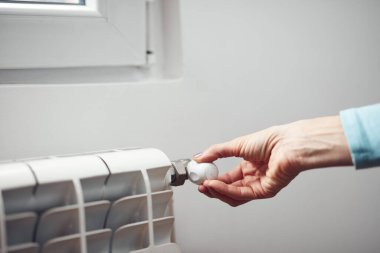 Soğuk kış günlerinde radyatörden kapakçığı açan tanınmamış bir insan eli..