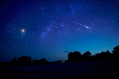 Hilal ay tutulması, meteor, kayan yıldız, Samanyolu ve gezegenlerle akşam gökyüzünün manzara silueti..
