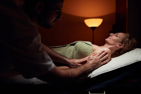 Vrouw Een Massagetafel Chiropracting Tafel Behandeling Van Lichaams Huidspanning — Stockfoto