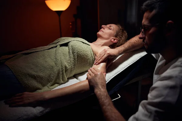 Mulher Uma Mesa Massagem Quiropraxia Tratamento Tensão Corporal Pele — Fotografia de Stock