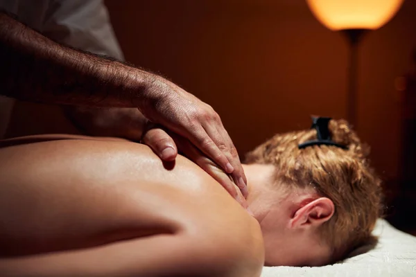 Femme Sur Une Table Massage Chiropracteur Traitement Tension Corps Peau — Photo