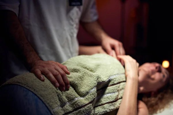 Mujer Una Mesa Masaje Quiropráctica Tratamiento Tensión Corporal Piel — Foto de Stock