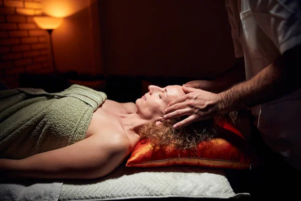 Femme Sur Une Table Massage Chiropracteur Traitement Tension Corps Visage — Photo