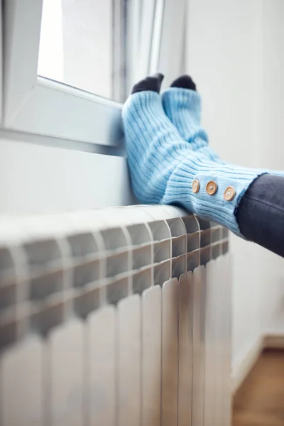 Piedi Donna Con Calzini Lana Godendo Dentro Casa Sul Radiatore — Foto Stock