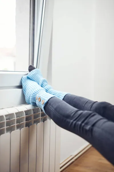 Pieds Femme Avec Chaussettes Laine Appréciant Maison Intérieure Sur Radiateur — Photo