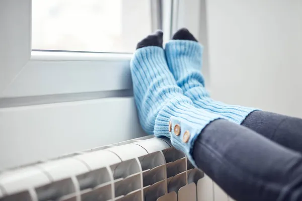 Γυναικεία Πόδια Μάλλινες Κάλτσες Απολαμβάνοντας Εσωτερικό Του Σπιτιού Στο Ψυγείο — Φωτογραφία Αρχείου