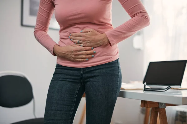 Mujer Con Dolor Estómago Problemas Casa —  Fotos de Stock