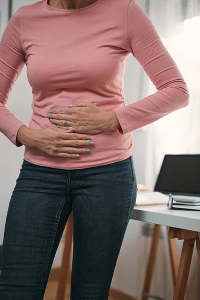 Vrouw Met Buikpijn Problemen Thuis — Stockfoto