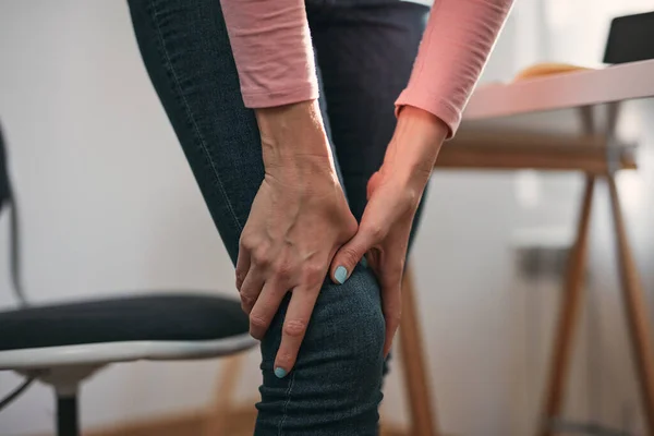 Mujer Con Espasmo Calambre Esguince Dislocación Rodilla Dolor Articular Trabajando — Foto de Stock