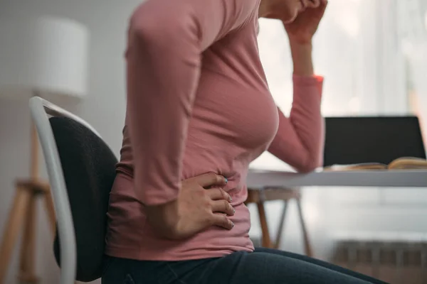 Frau Mit Magen Hüfte Krämpfen Krämpfen Kopfschmerzen Kopfschmerzen Arbeit Von — Stockfoto