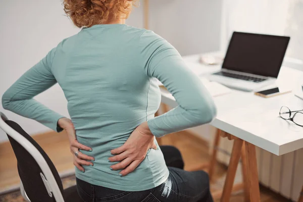 Mujer Con Cadera Espalda Espasmo Columna Vertebral Calambre Dolor Trabajando — Foto de Stock