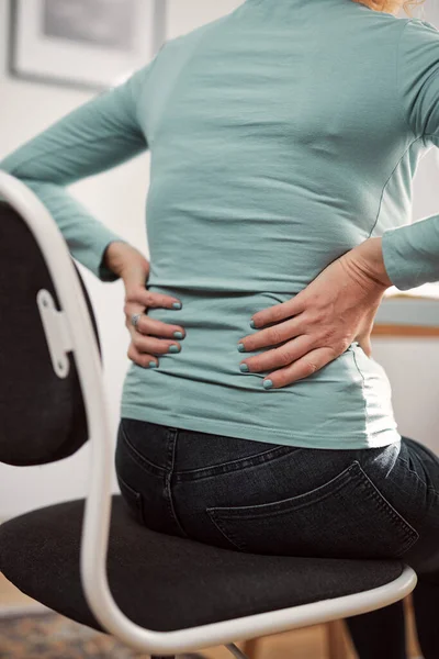 Mujer Con Cadera Espalda Espasmo Columna Vertebral Calambre Dolor Trabajando — Foto de Stock