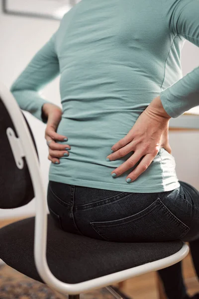 Mujer Con Cadera Espalda Espasmo Columna Vertebral Calambre Dolor Trabajando —  Fotos de Stock